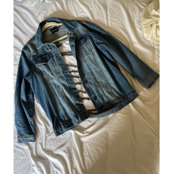Boohoo Denim Jacket Chain Detail - Picture 3 of 4
